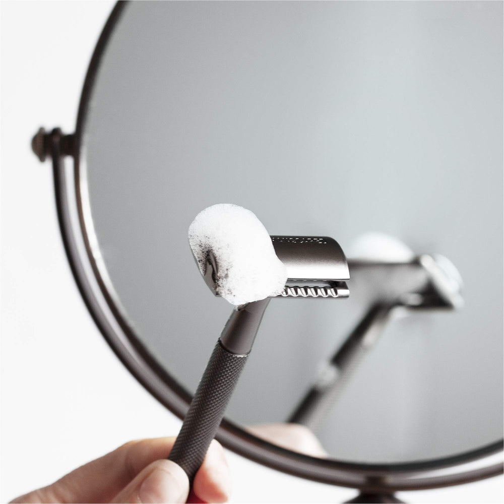 MANSCAPED comparación de tamaño en mano para valorar ergonomía