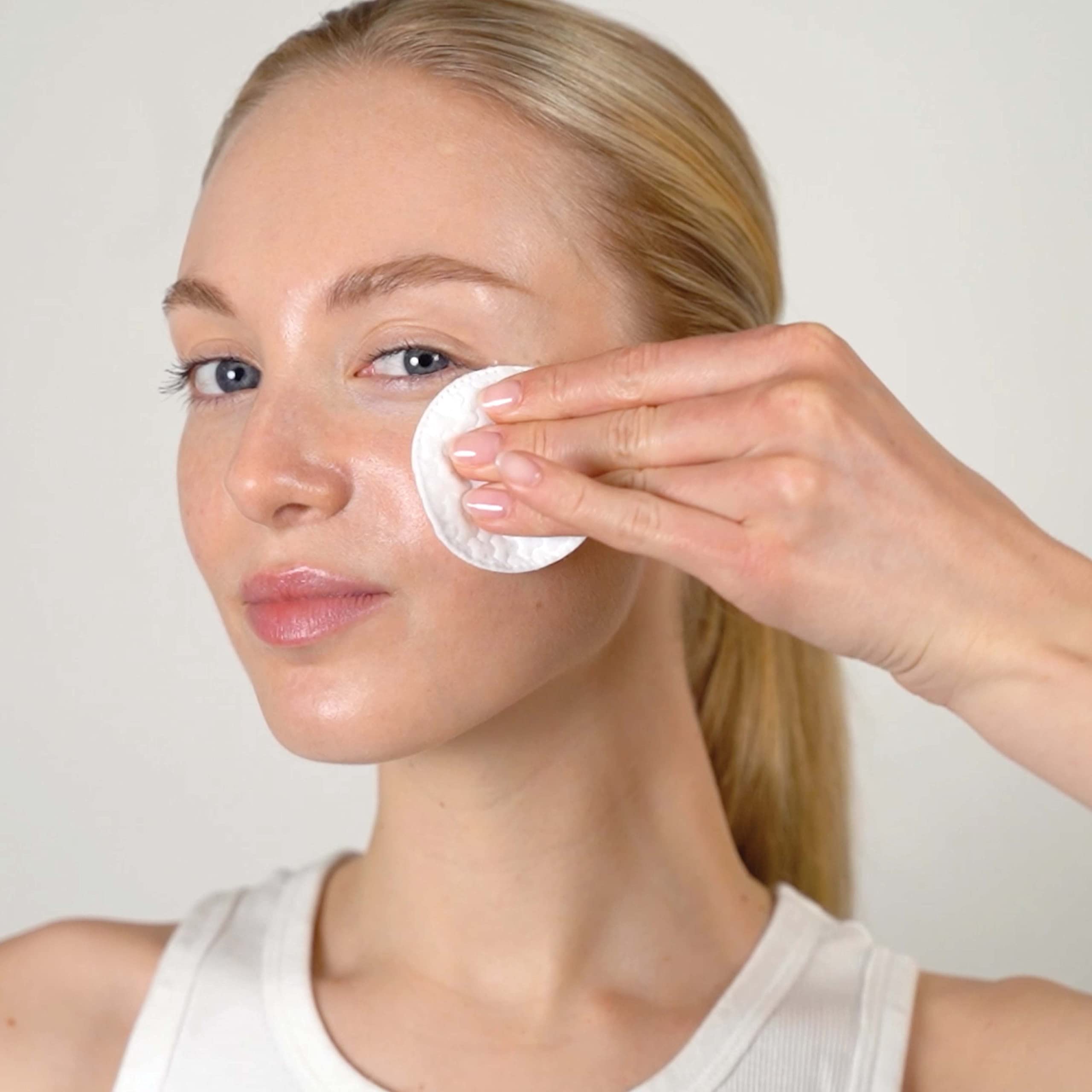 Mario Badescu aplicación con algodón para una exfoliación suave