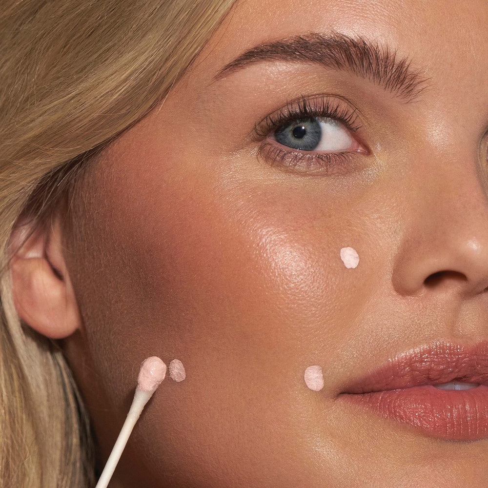 Mario Badescu aplicación con hisopo sobre granito para tratamiento puntual