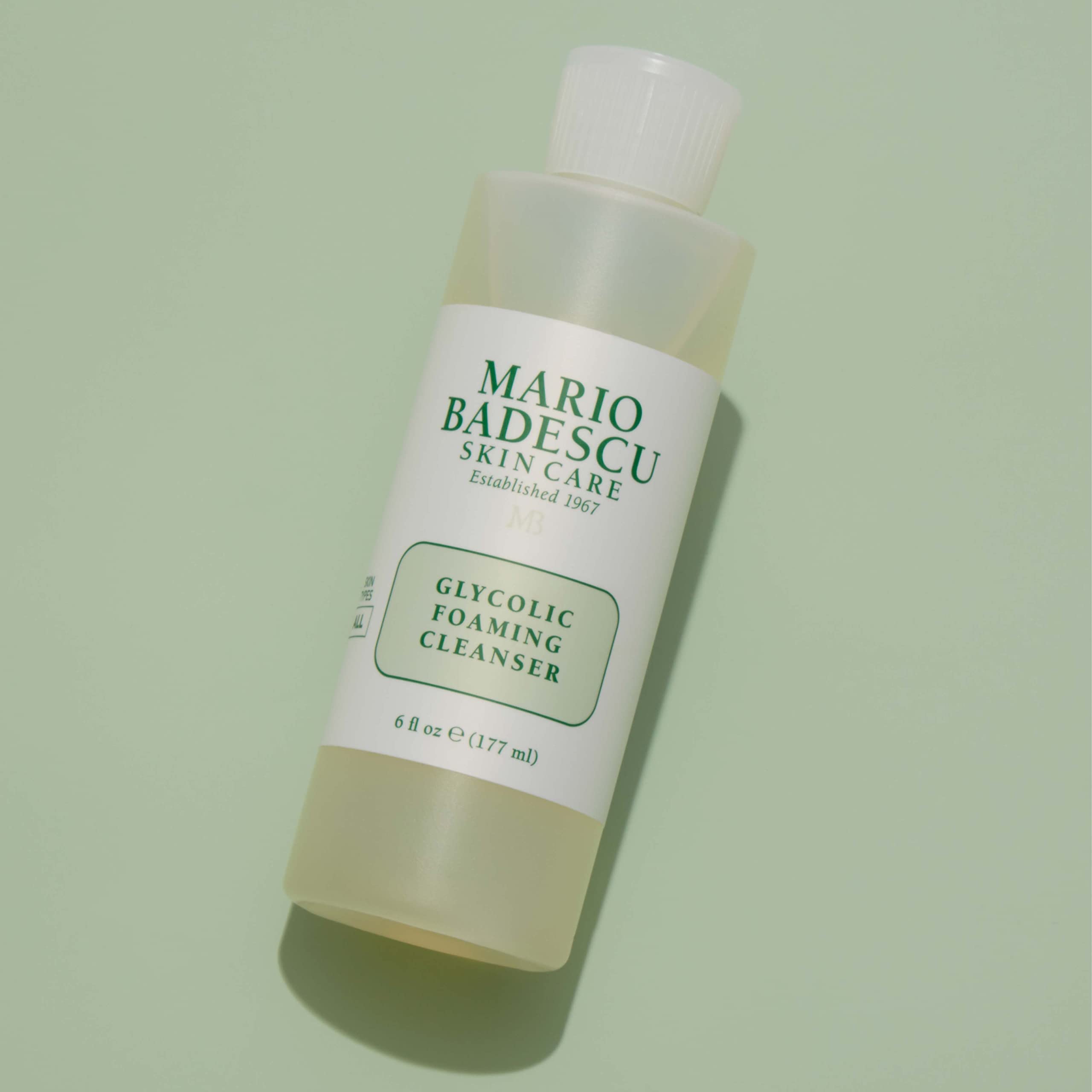 Mario Badescu producto sobre repisa de baño mostrando uso diario