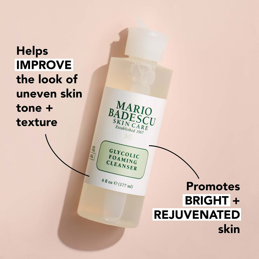 Mario Badescu aplicación en mano demostrando espuma ligera