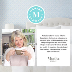 Martha Stewart edredón en cama decorada aporta confort y estilo al dormitorio