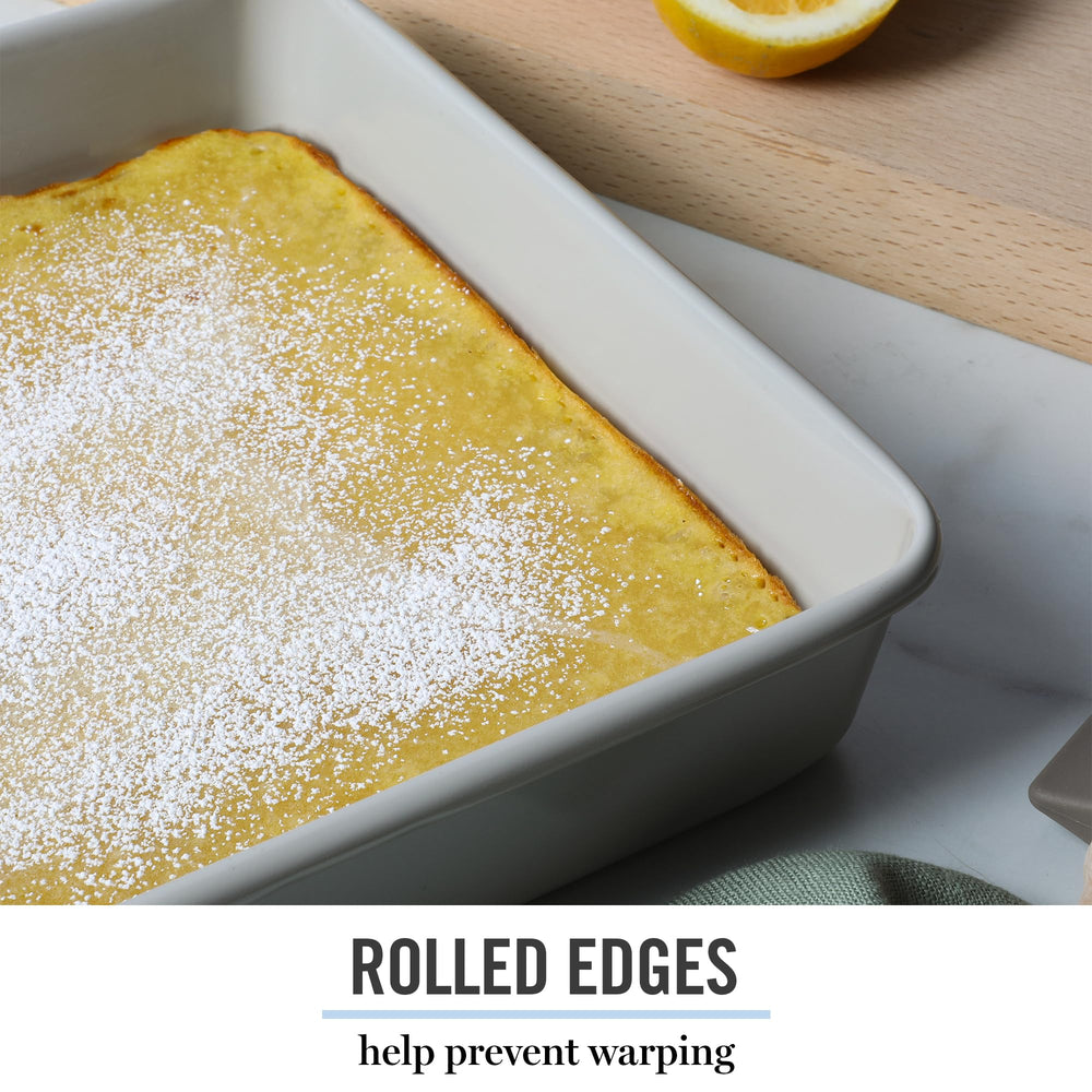 Martha Stewart molde con bizcocho horneado demostrando liberación limpia