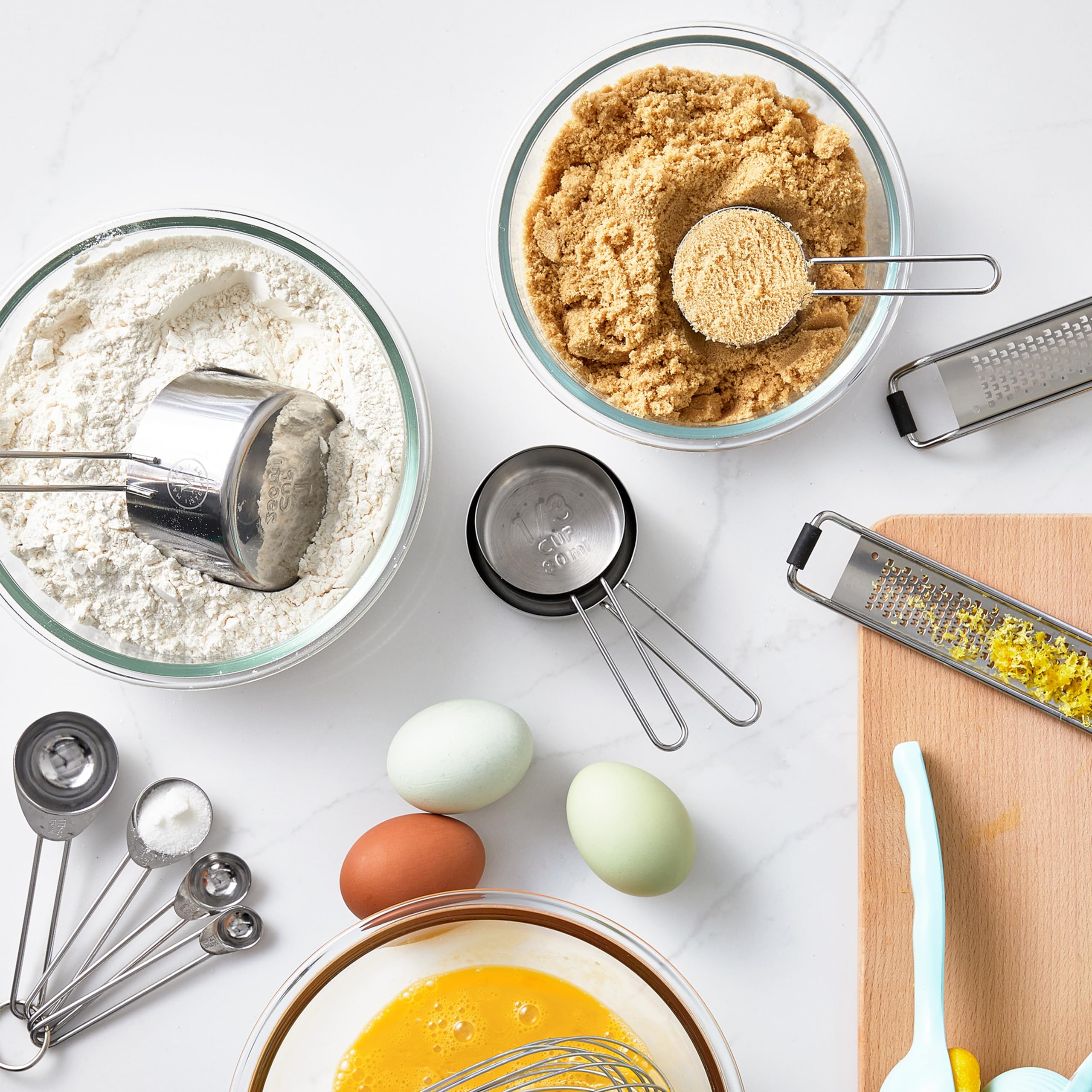 Martha Stewart uso en cocina midiendo harina para repostería con manejo cómodo