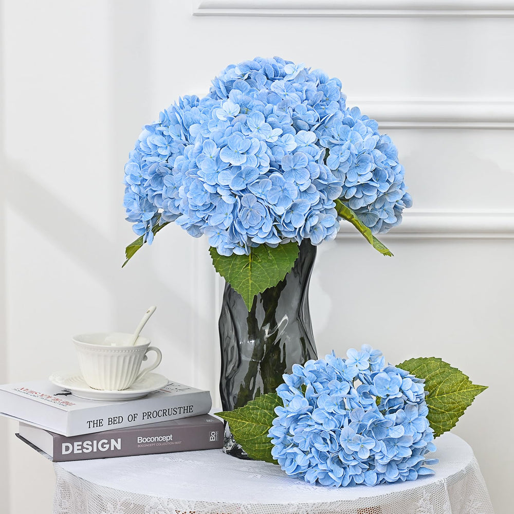 MARTINE MALL textura cercana de la flor azul mostrando volumen suave