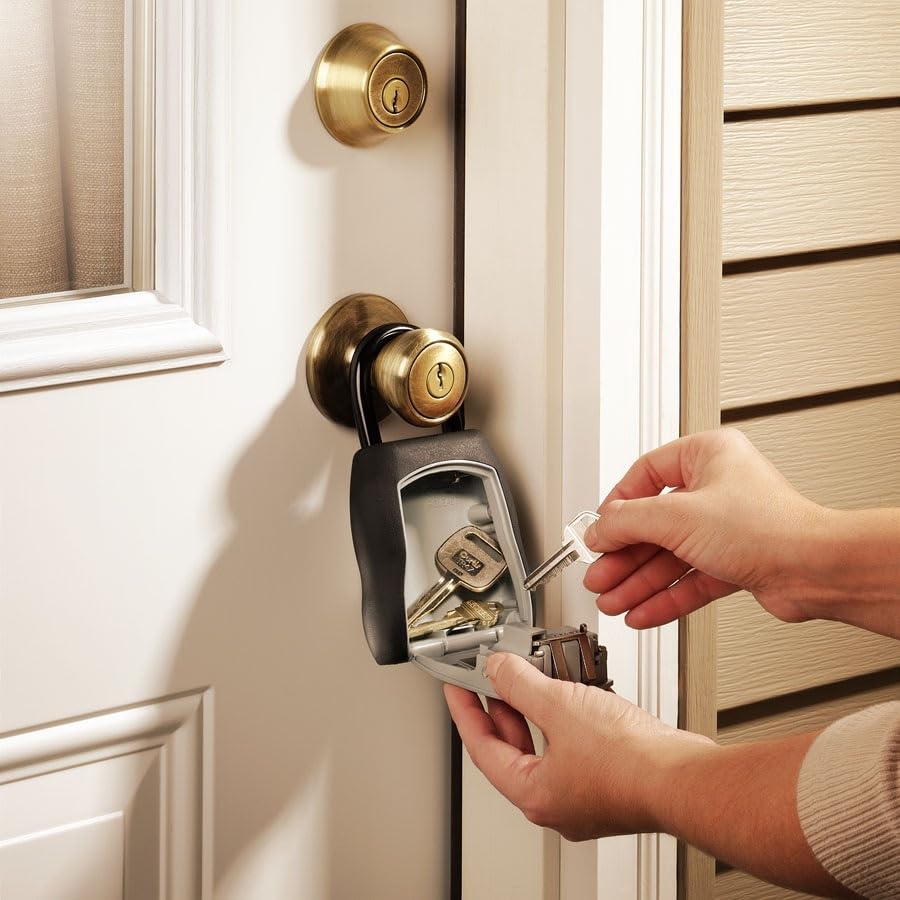 Master Lock colgada en pomo de puerta sin rayar ni dañar
