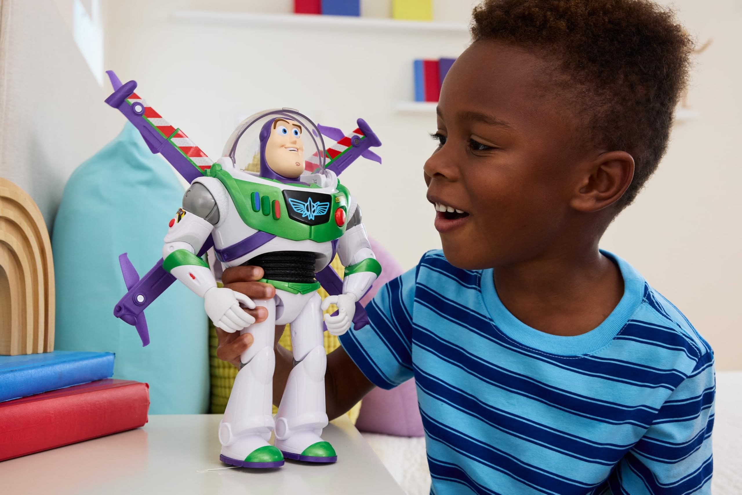 Mattel Buzz detalle de alas desplegadas, muestra acción de vuelo