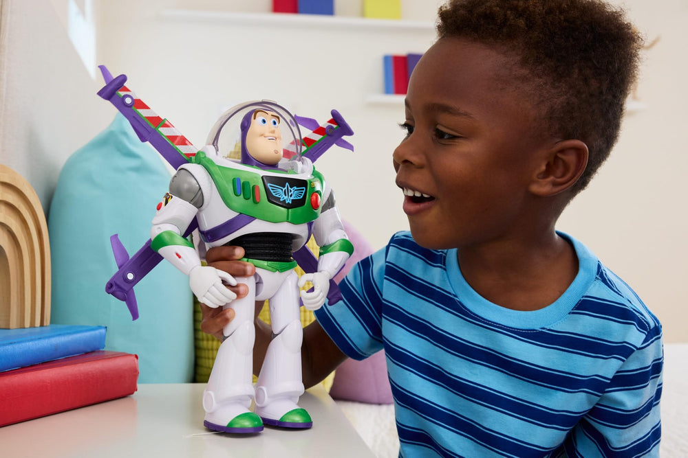 Mattel Buzz detalle de alas desplegadas, muestra acción de vuelo