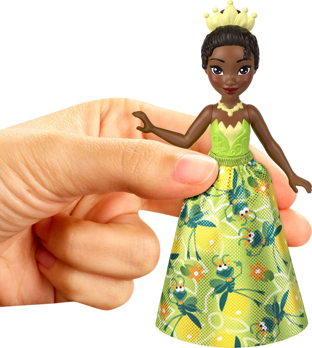 Mattel comparación de escala con una regla para entender el tamaño compacto