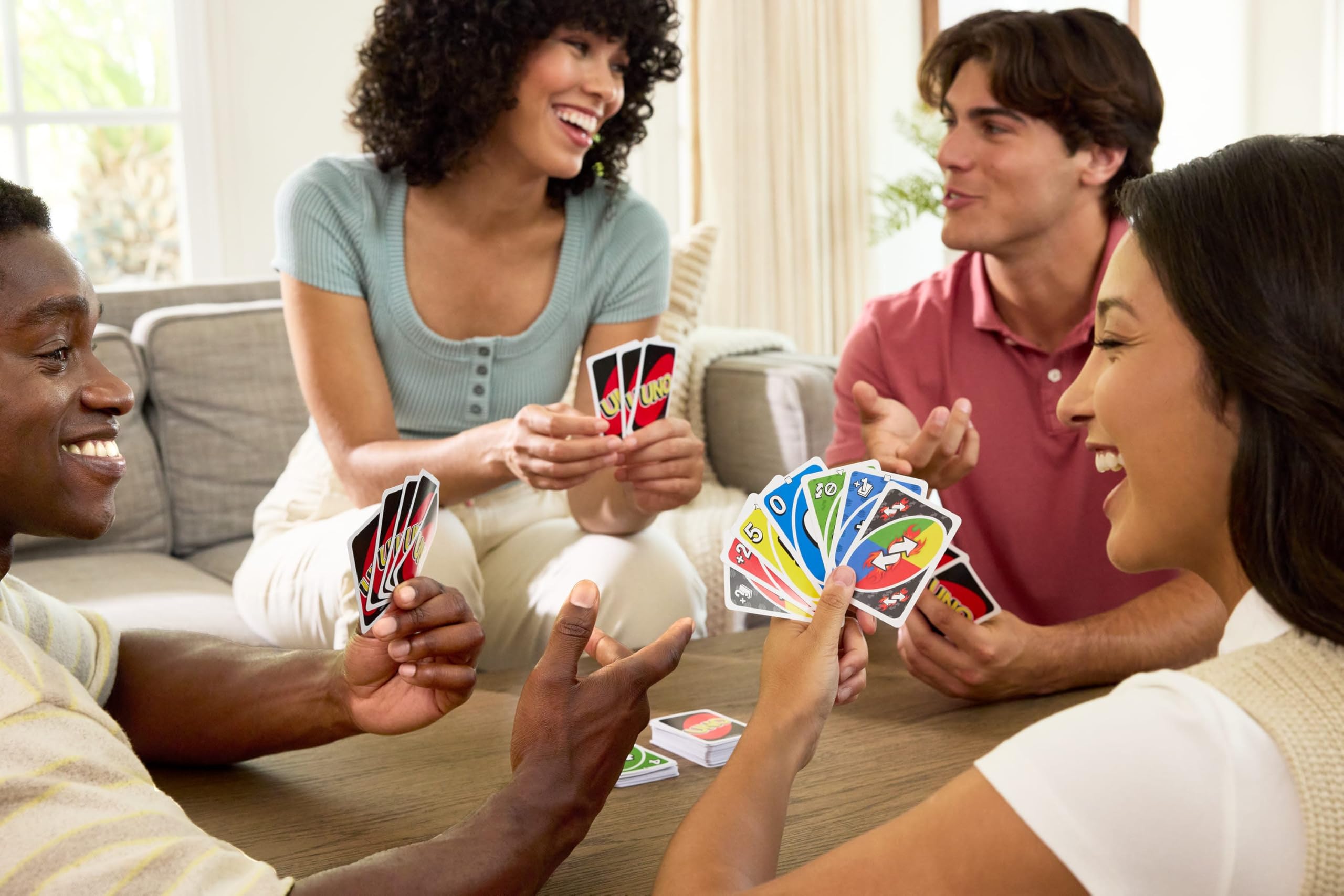 Mattel Games cartas UNO mostradas en detalle para ver colores y símbolos