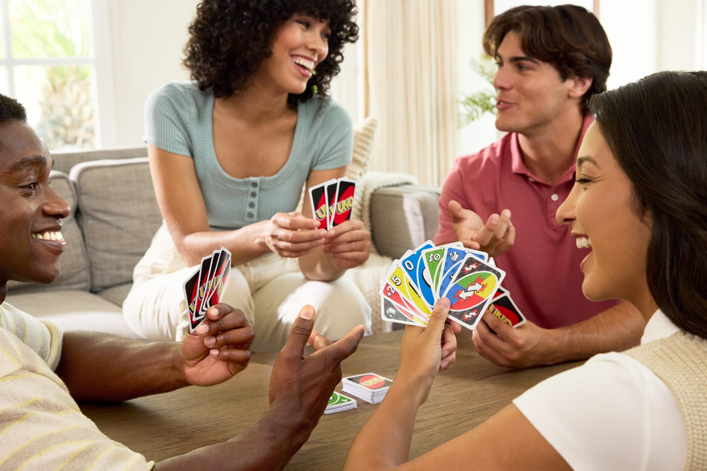 Mattel Games cartas UNO mostradas en detalle para ver colores y símbolos