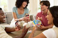 Mattel Games cartas UNO mostradas en detalle para ver colores y símbolos