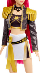 Mattel Games mira golden chaqueta y minifalda mostrando el vestuario