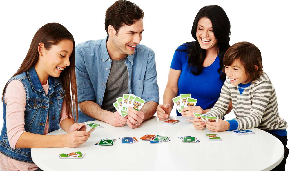 Mattel Games cartas Skip-Bo extendidas mostrando colores y números