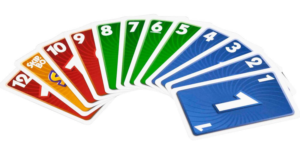 Mattel Games mano sosteniendo carta para comparar tamaño y portabilidad