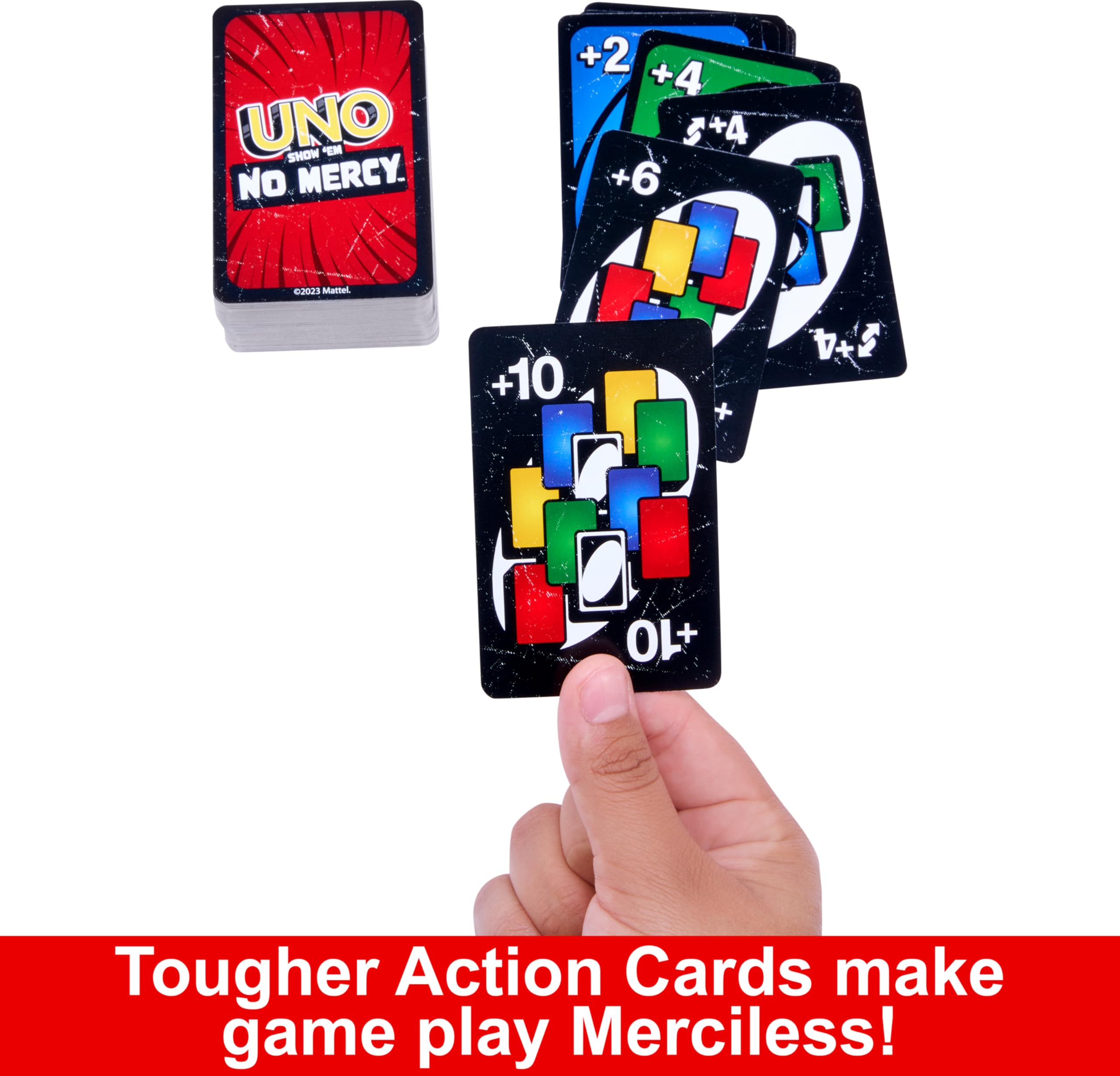 Mattel Games mano de jugador sosteniendo cartas durante partida intensa