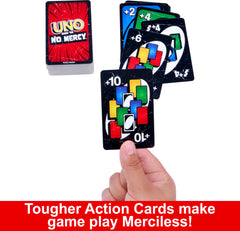 Mattel Games mano de jugador sosteniendo cartas durante partida intensa