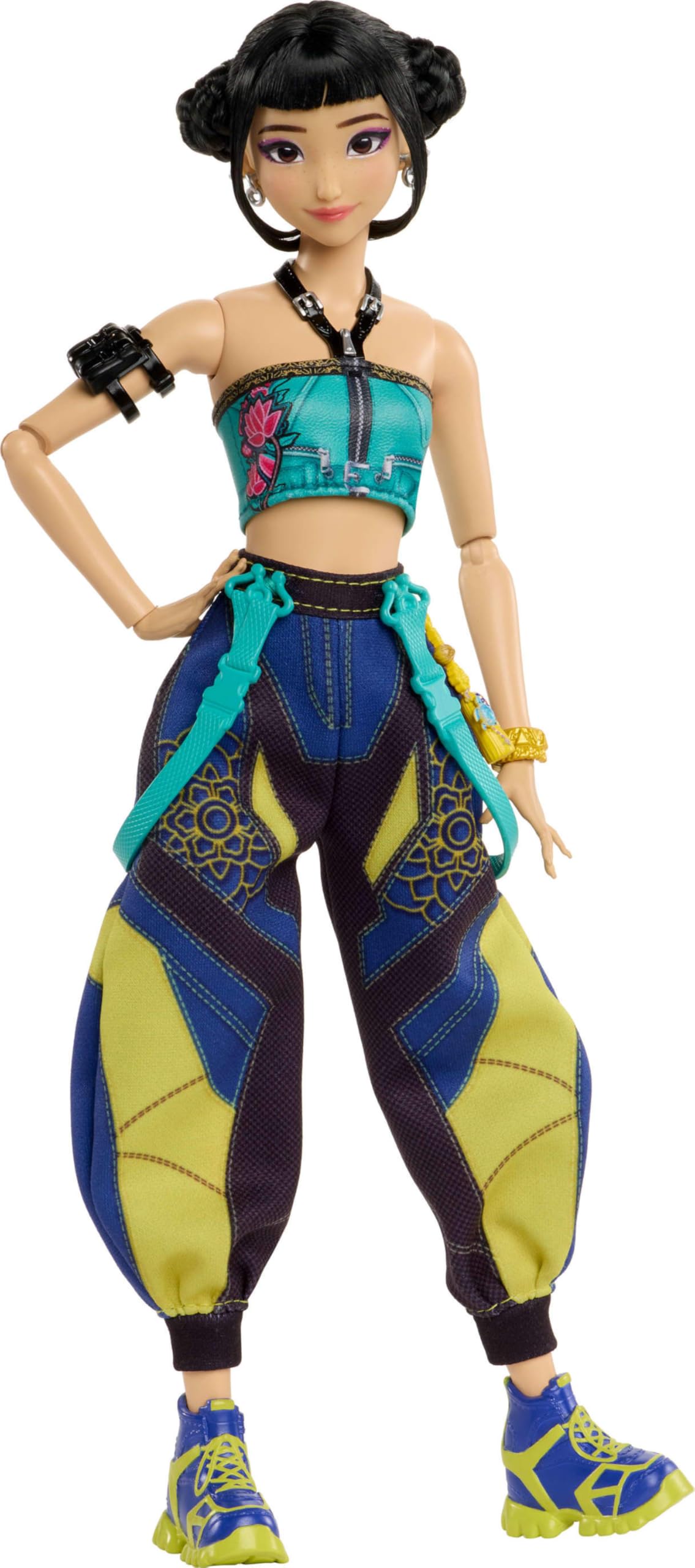 Mattel Zoey posada en escenario recreando baile y performance en vivo
