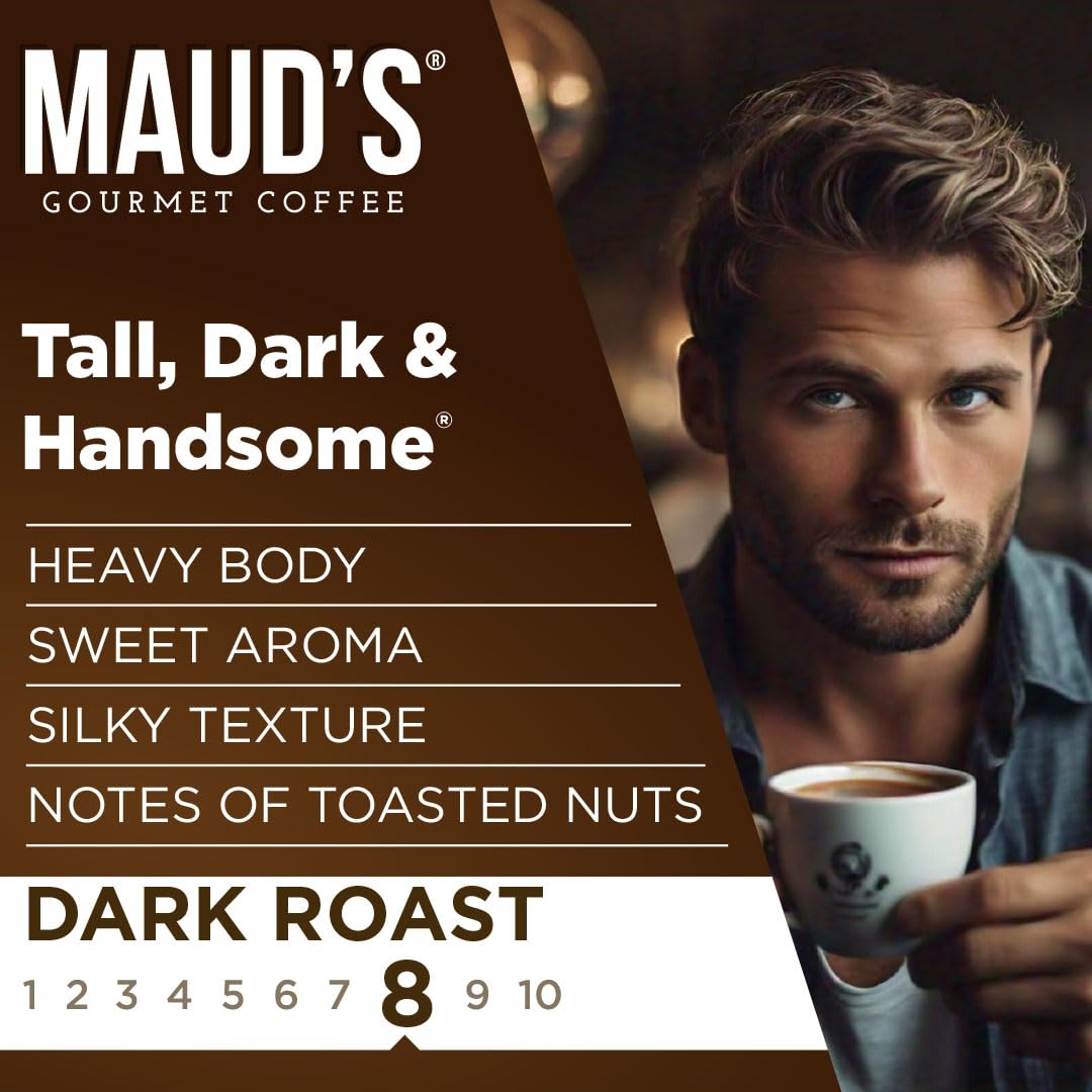Maud's taza de café preparado con crema sedosa y aroma visible