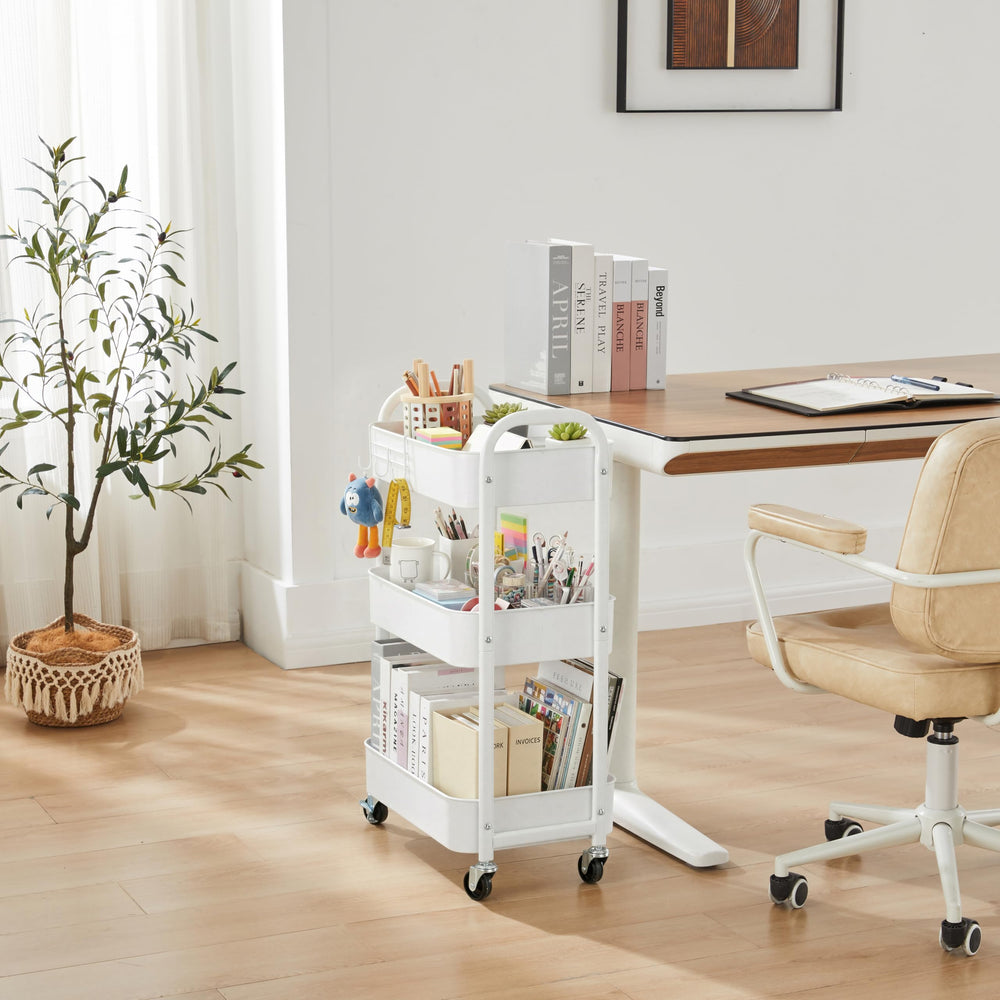 MAX Houser comparación de escala junto a una silla para referencia de tamaño