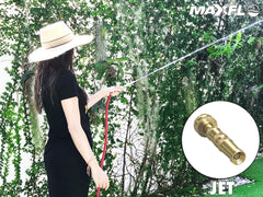 MAXFLO boquilla en uso lavando coche muestra limpieza potente