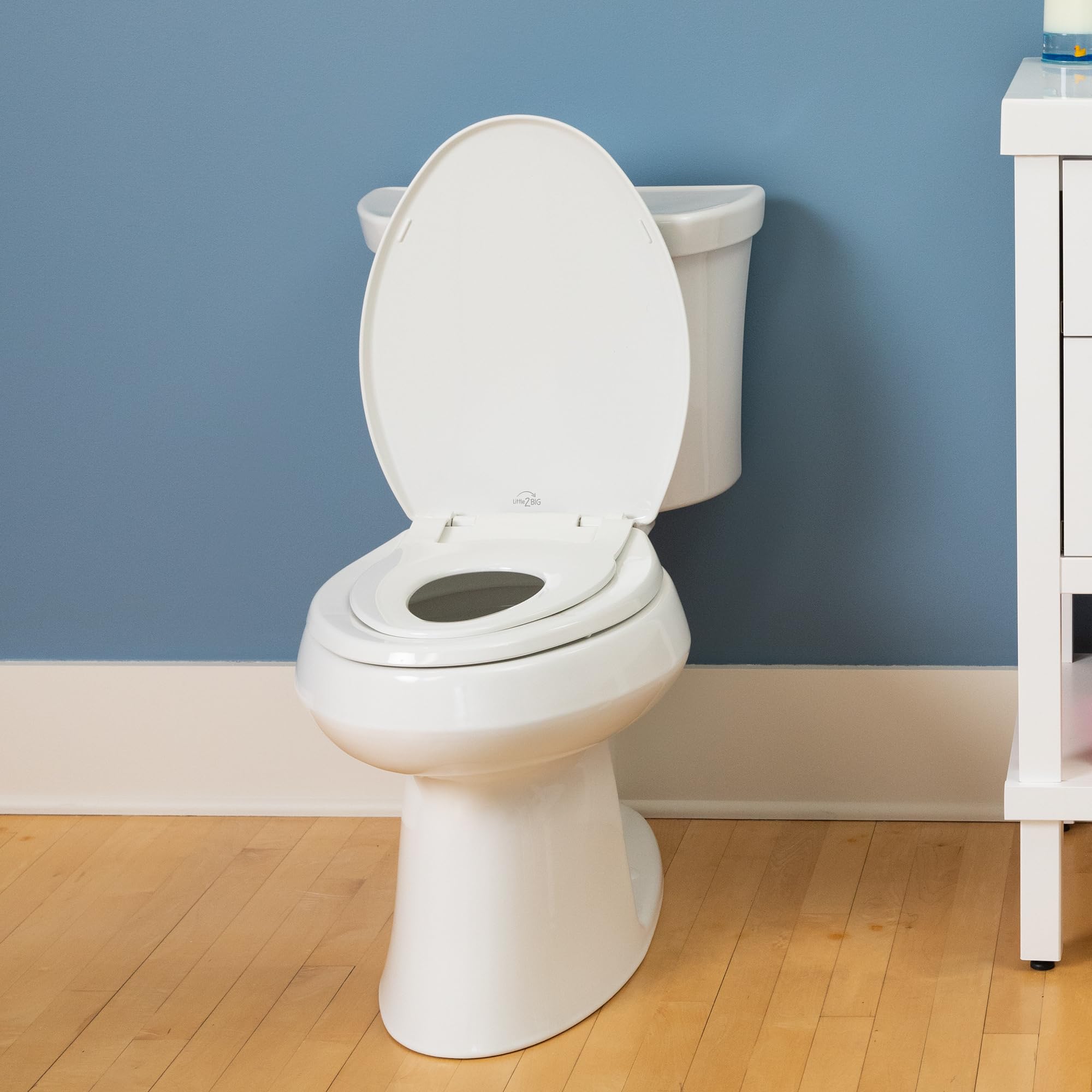 Mayfair Little2Big familia usando el baño mostrando comodidad y confianza del niño