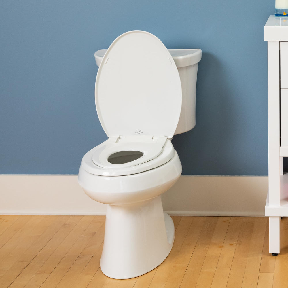 Mayfair Little2Big familia usando el baño mostrando comodidad y confianza del niño