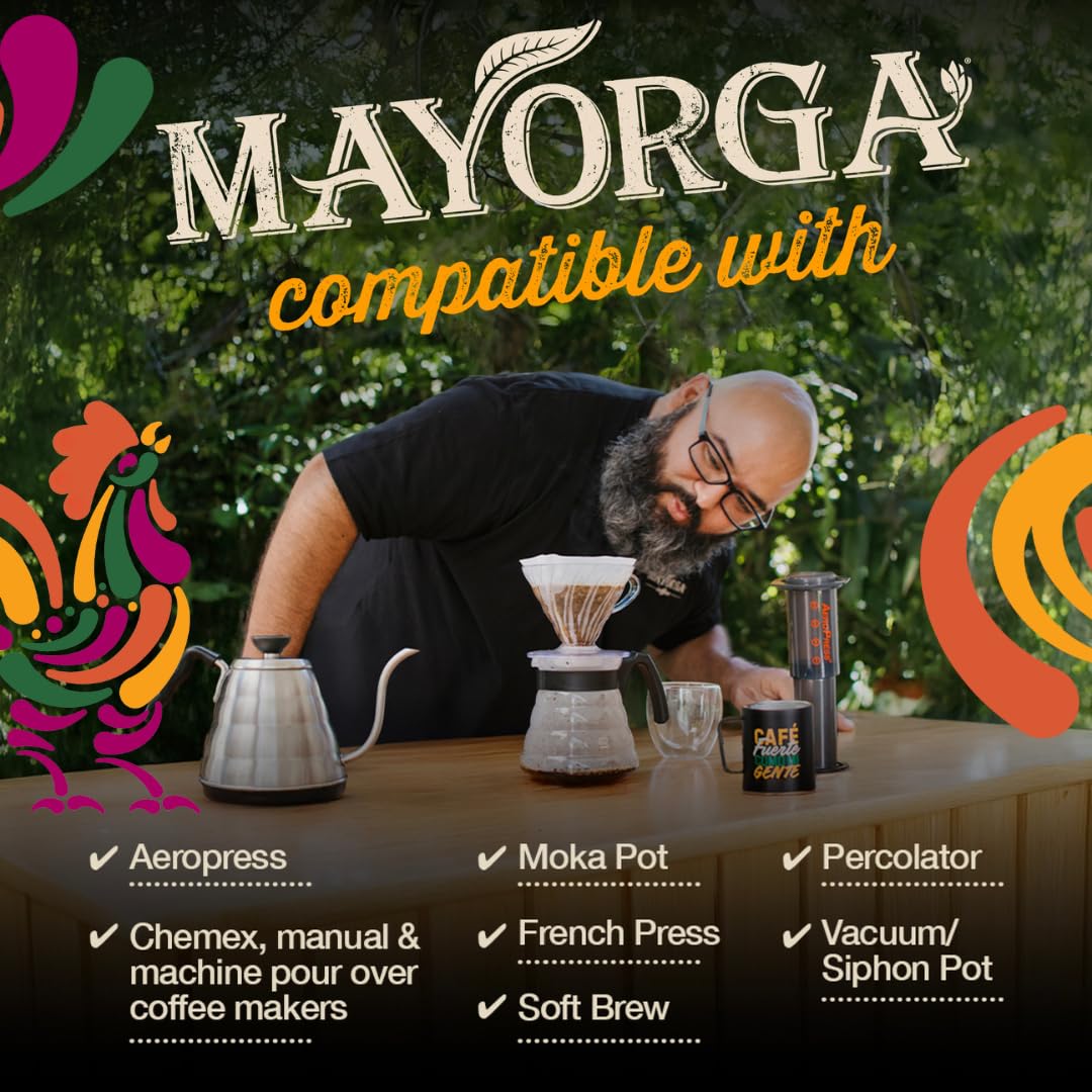 Mayorga taza matutina y bolsa en cocina, escena que inspira ritual diario