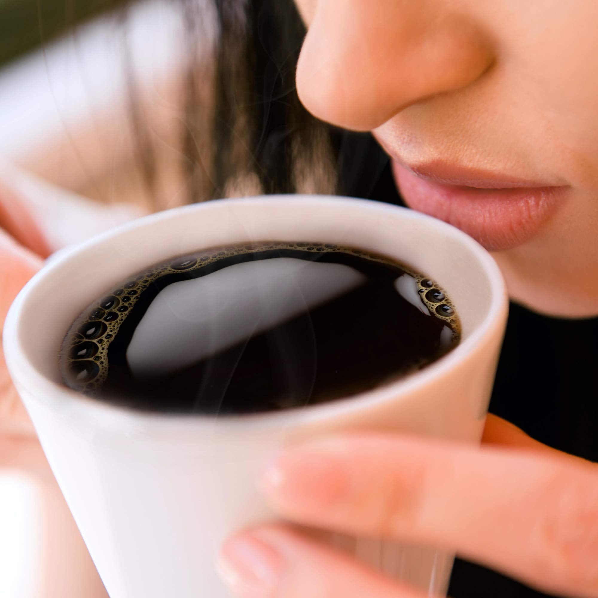 McCafé lata abierta con cuchara medidora mostrando el café listo para usar