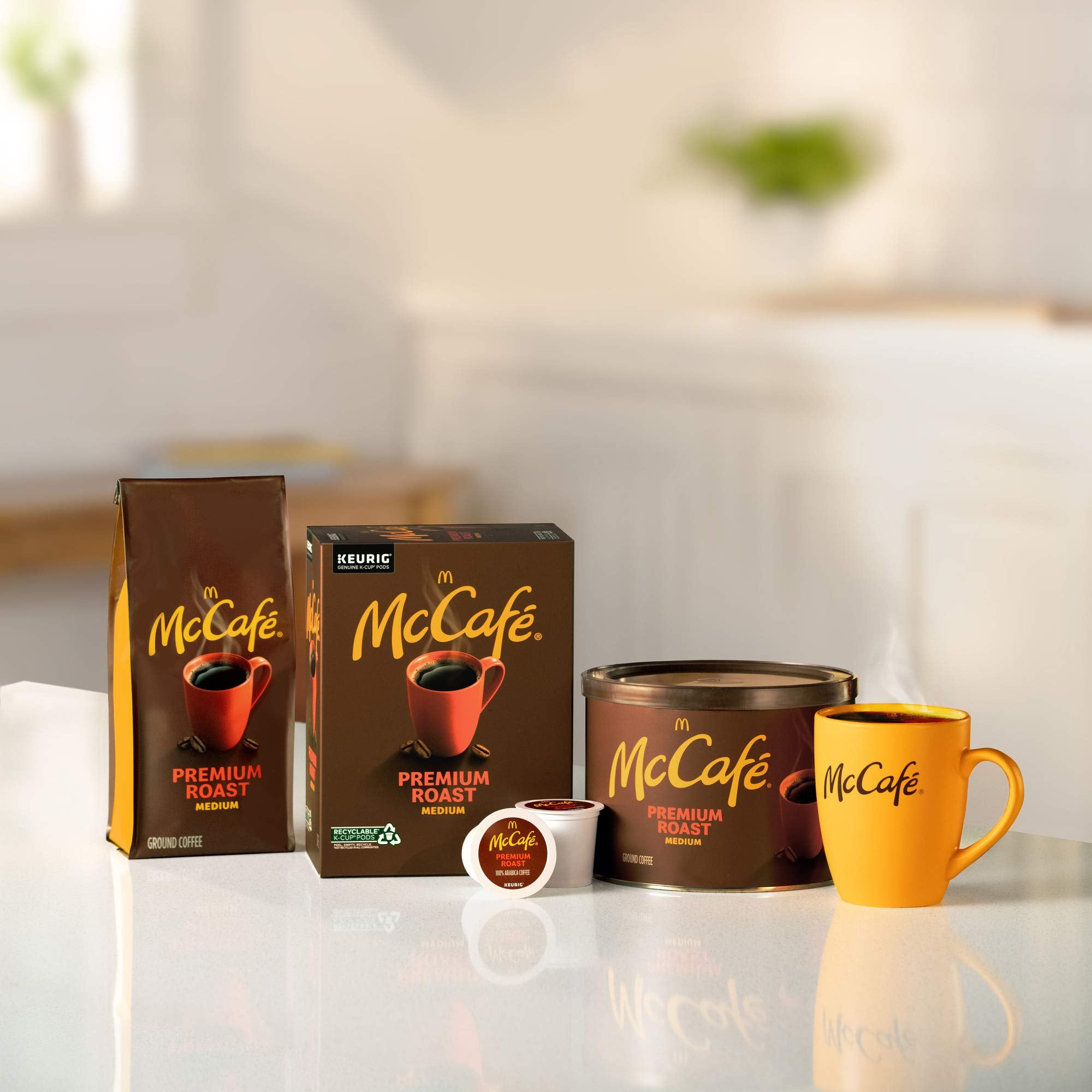 McCafé escena de estilo de vida con taza lista y sensación acogedora
