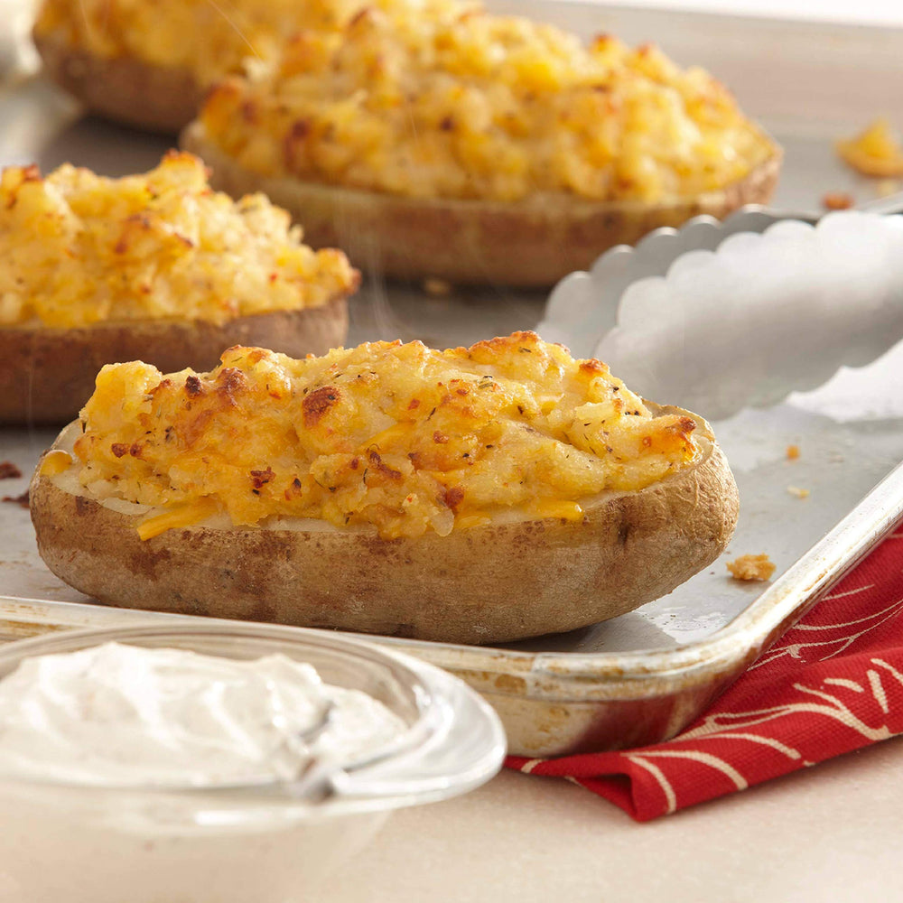 McCormick sazonador espolvoreado sobre papas aportando sabor irresistible