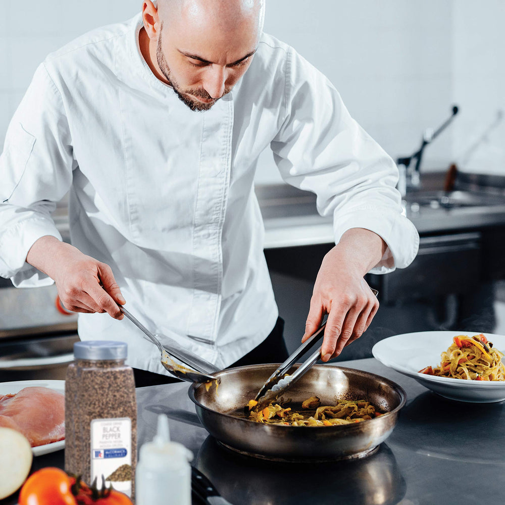 McCormick en uso sobre ensalada, realza sabores frescos