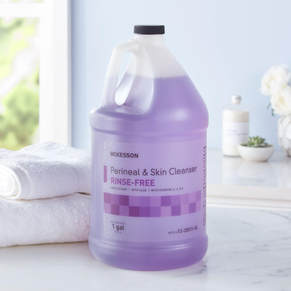 McKesson galón junto a objetos para comparar tamaño práctico