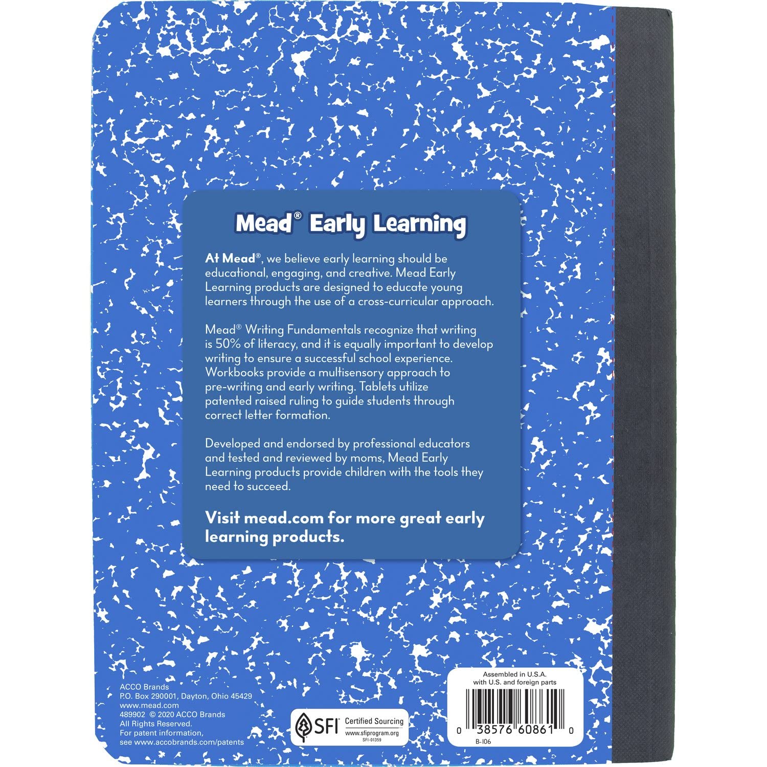 Mead cuaderno junto a manos infantiles para comparar tamaño práctico