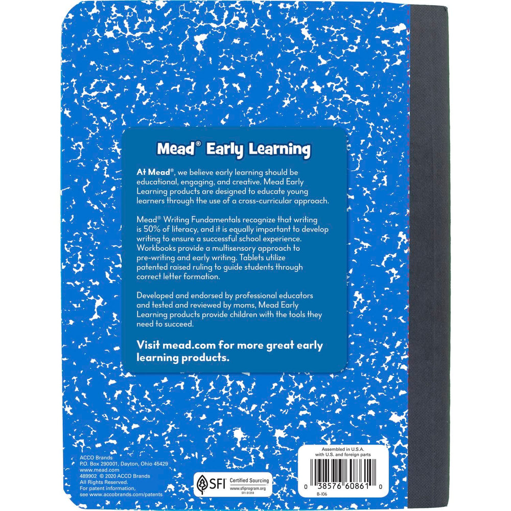 Mead cuaderno junto a manos infantiles para comparar tamaño práctico