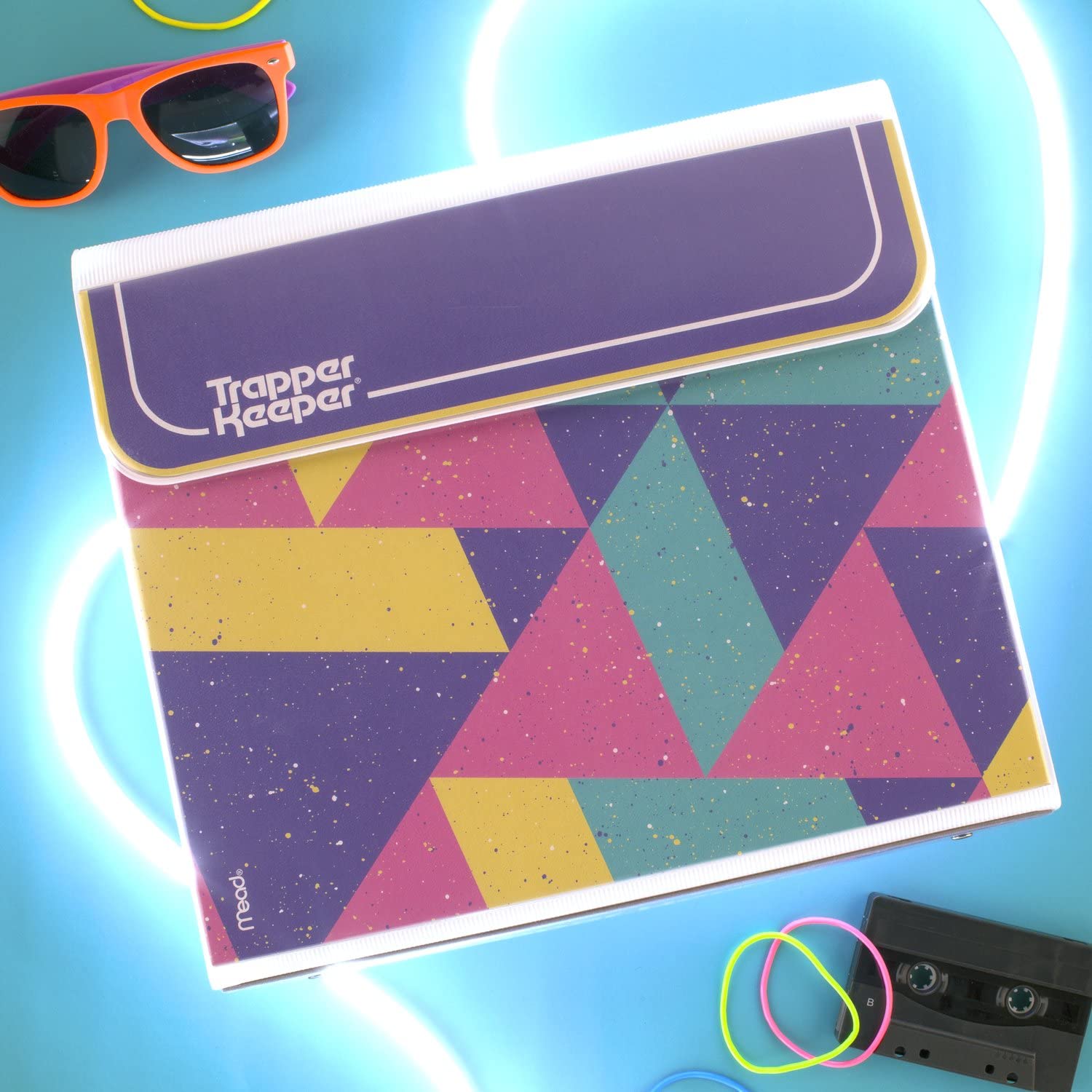 Mead Trapper Keeper dentro de una mochila mostrando protección y organización portátil