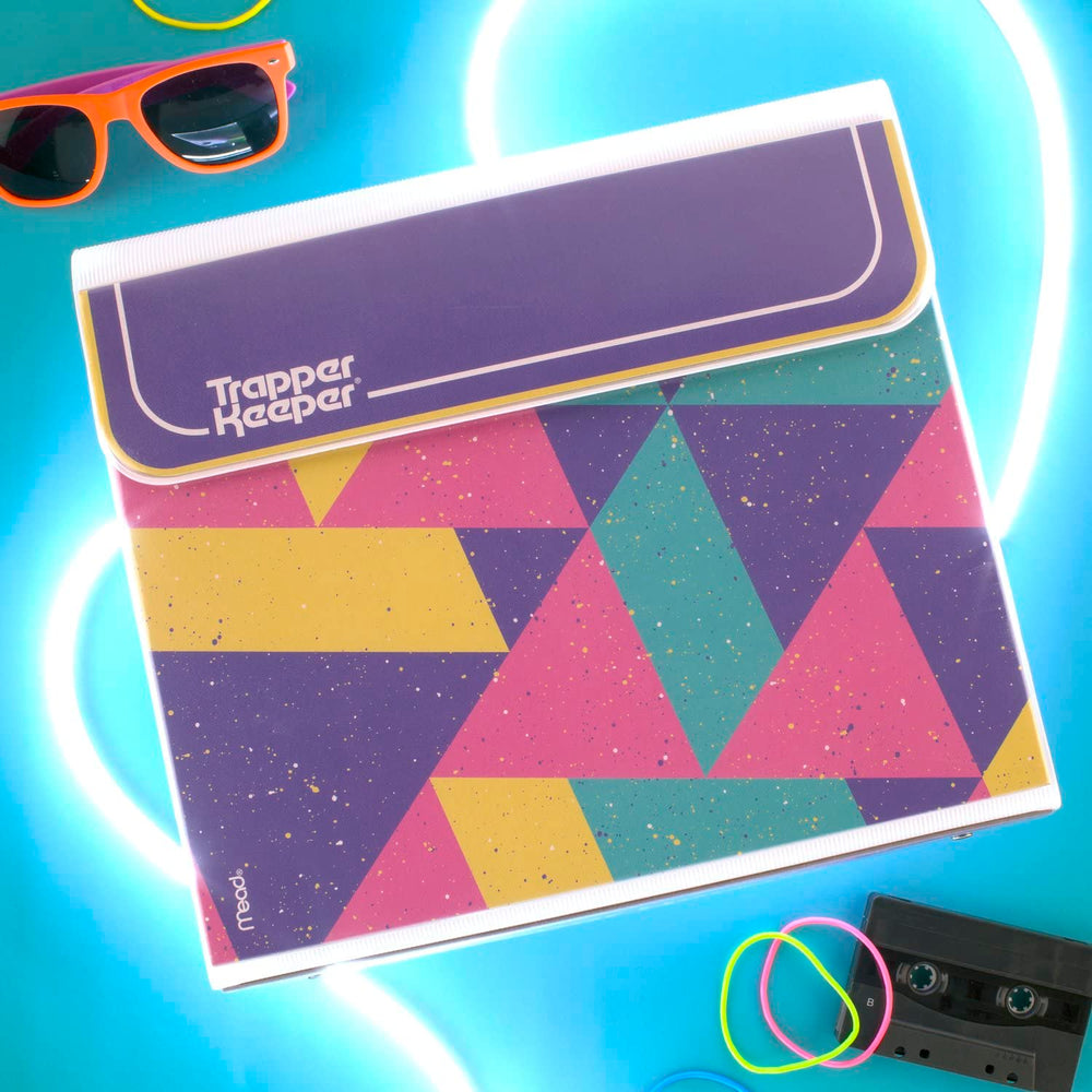 Mead Trapper Keeper dentro de una mochila mostrando protección y organización portátil