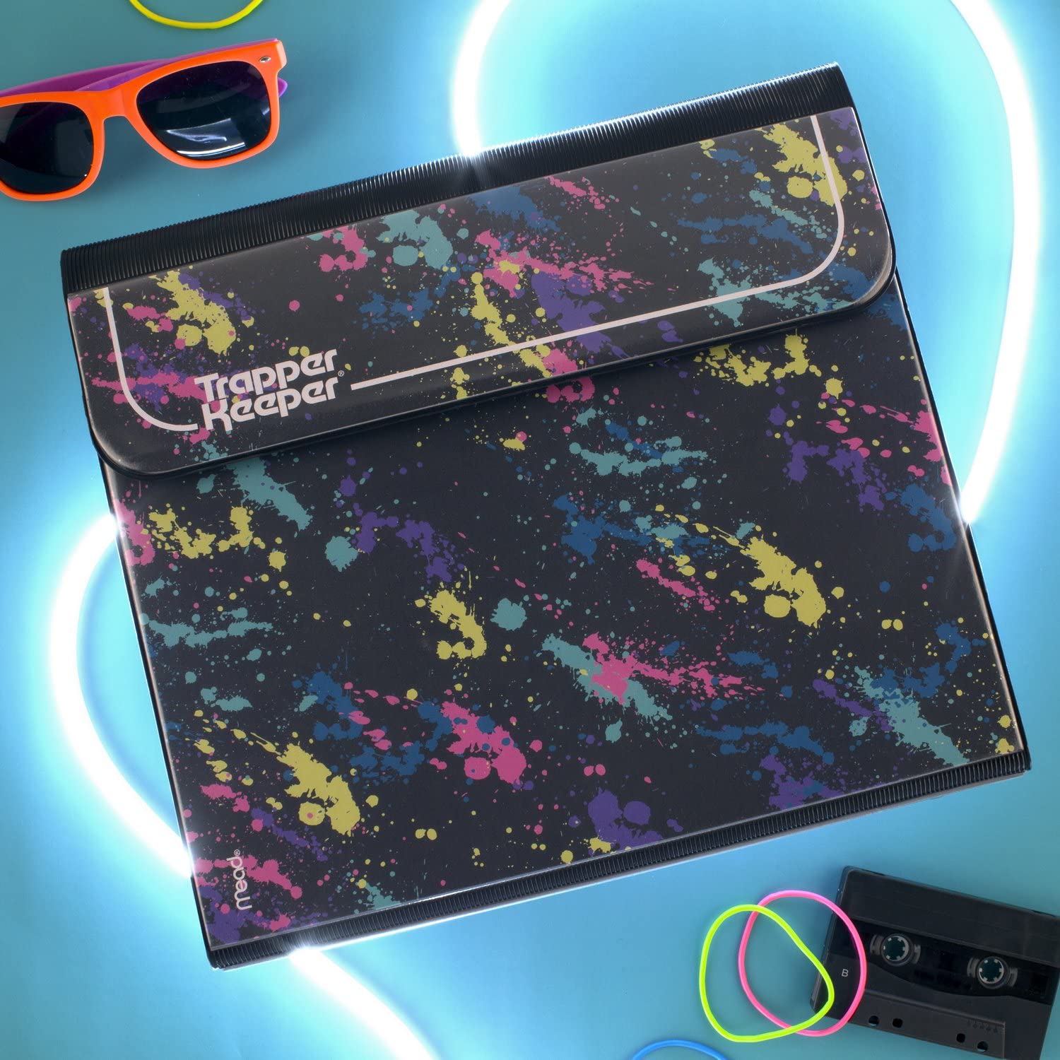Mead Trapper Keeper en mochila mostrando uso diario y estilo retro