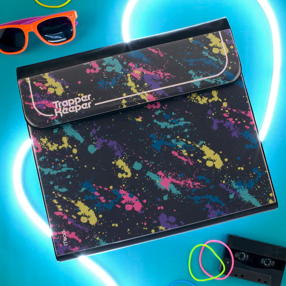 Mead Trapper Keeper en mochila mostrando uso diario y estilo retro