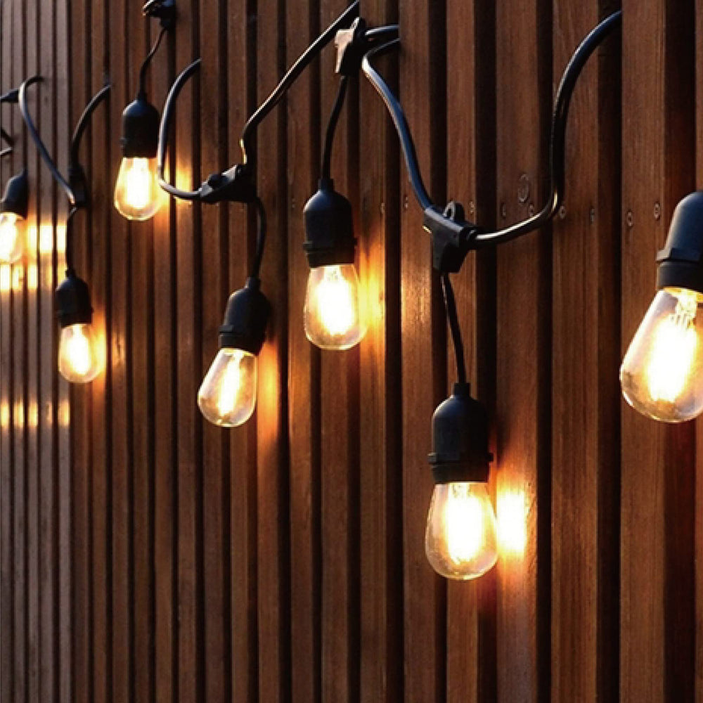 Meconard luces S14 iluminando una terraza creando ambiente acogedor