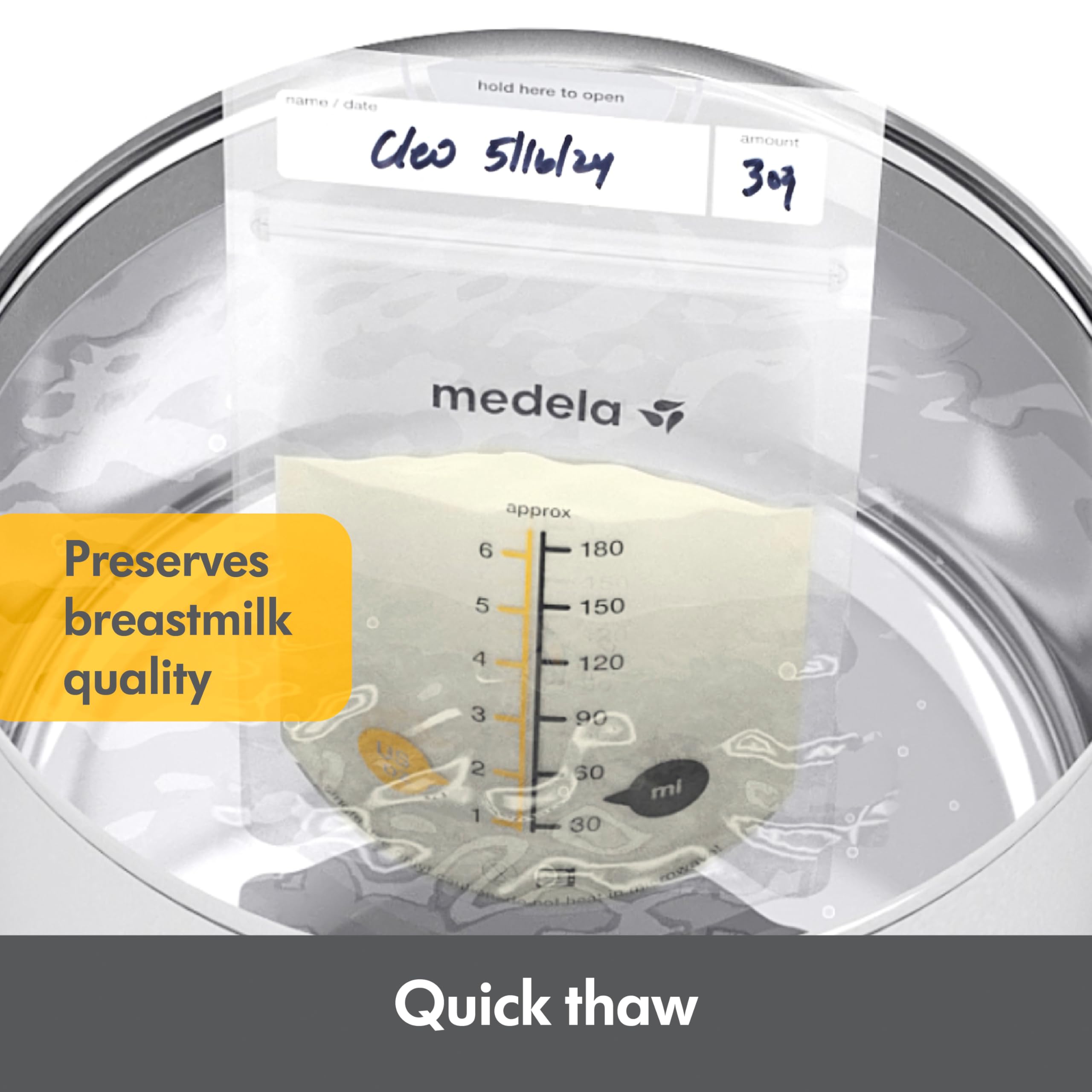 Medela bolsa autoestable siendo llenada desde extractor, manejo sencillo