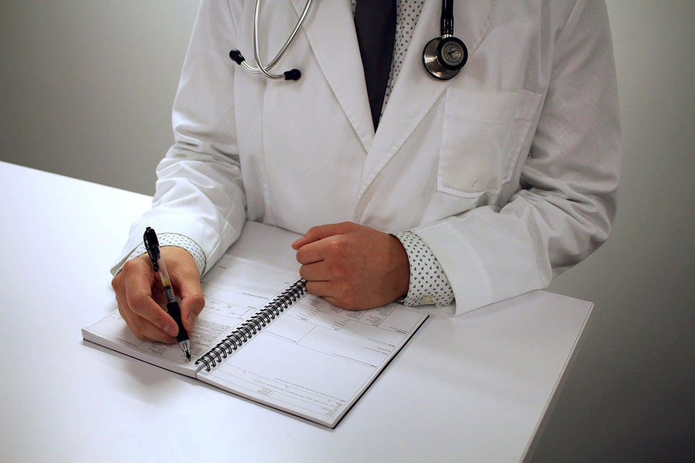 Medical Basics cuaderno en el bolsillo de una bata médica para transporte práctico