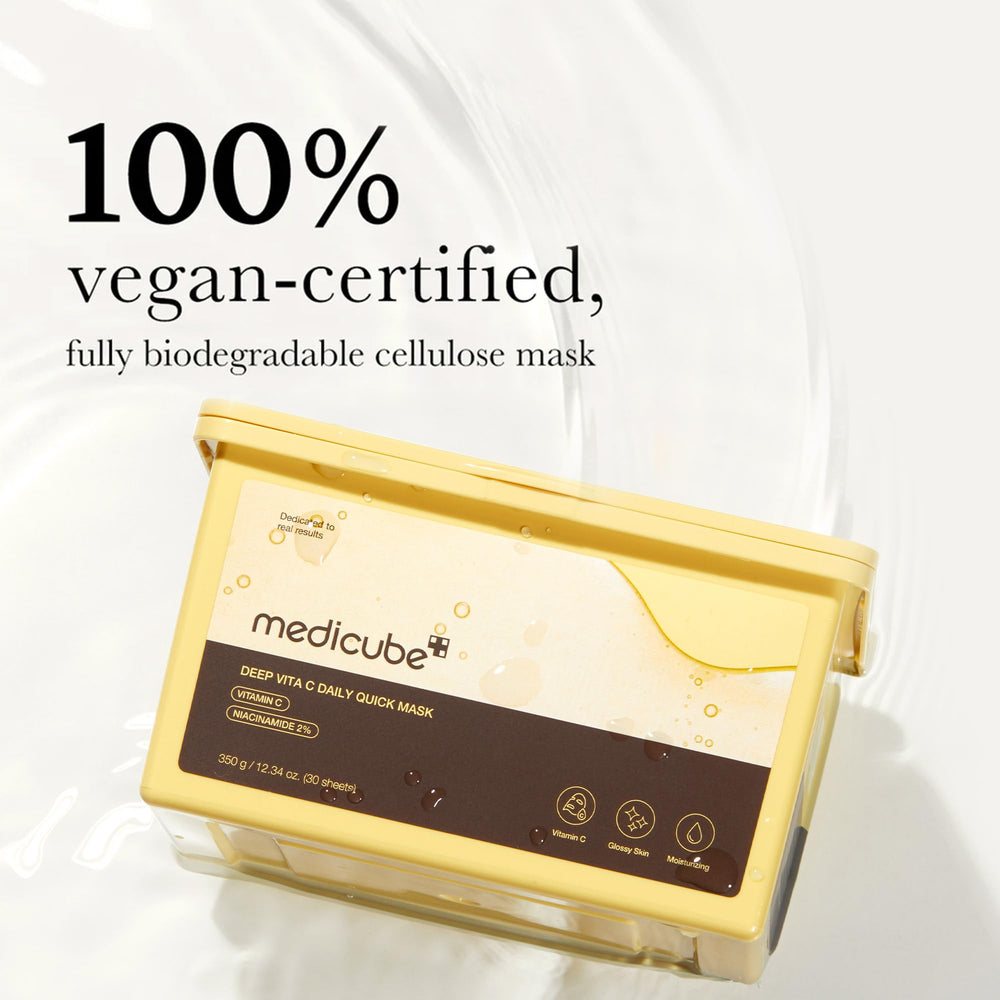 persona aplicando mascarilla medicube, uso rápido y práctico