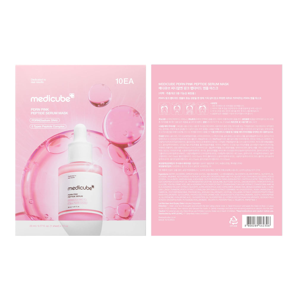 medicube modelo aplicando la mascarilla antes del maquillaje para un acabado liso
