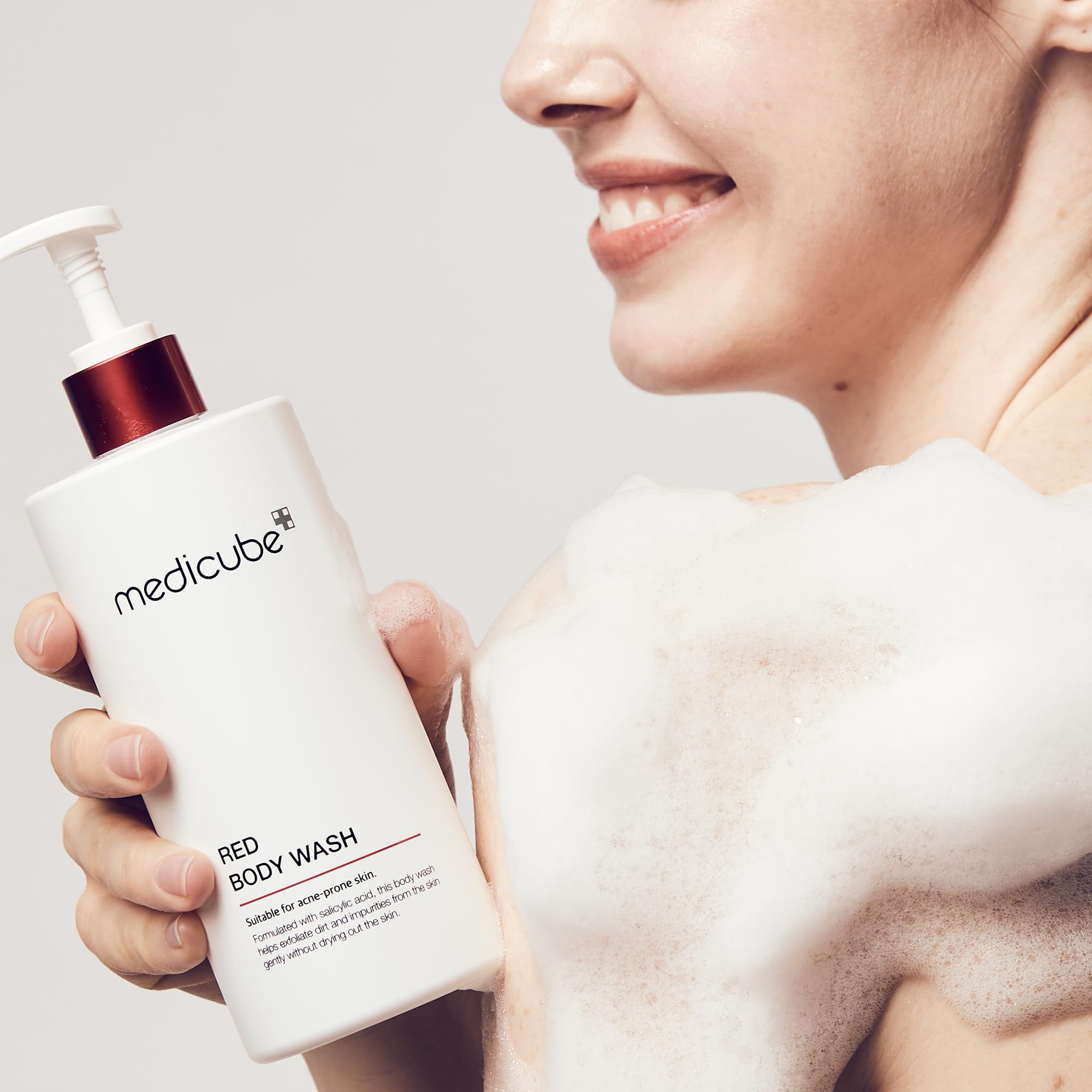 medicube aplicación en ducha sobre espalda de modelo, demuestra uso práctico