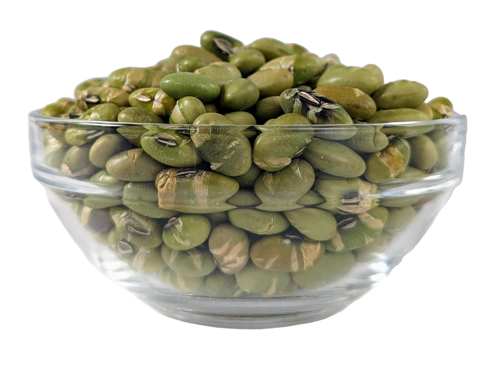 Medley Hills Farm edamame sostenido en mano para comparar tamaño y porción práctica