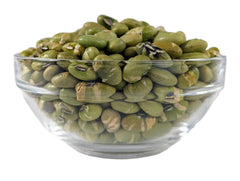 Medley Hills Farm edamame sostenido en mano para comparar tamaño y porción práctica