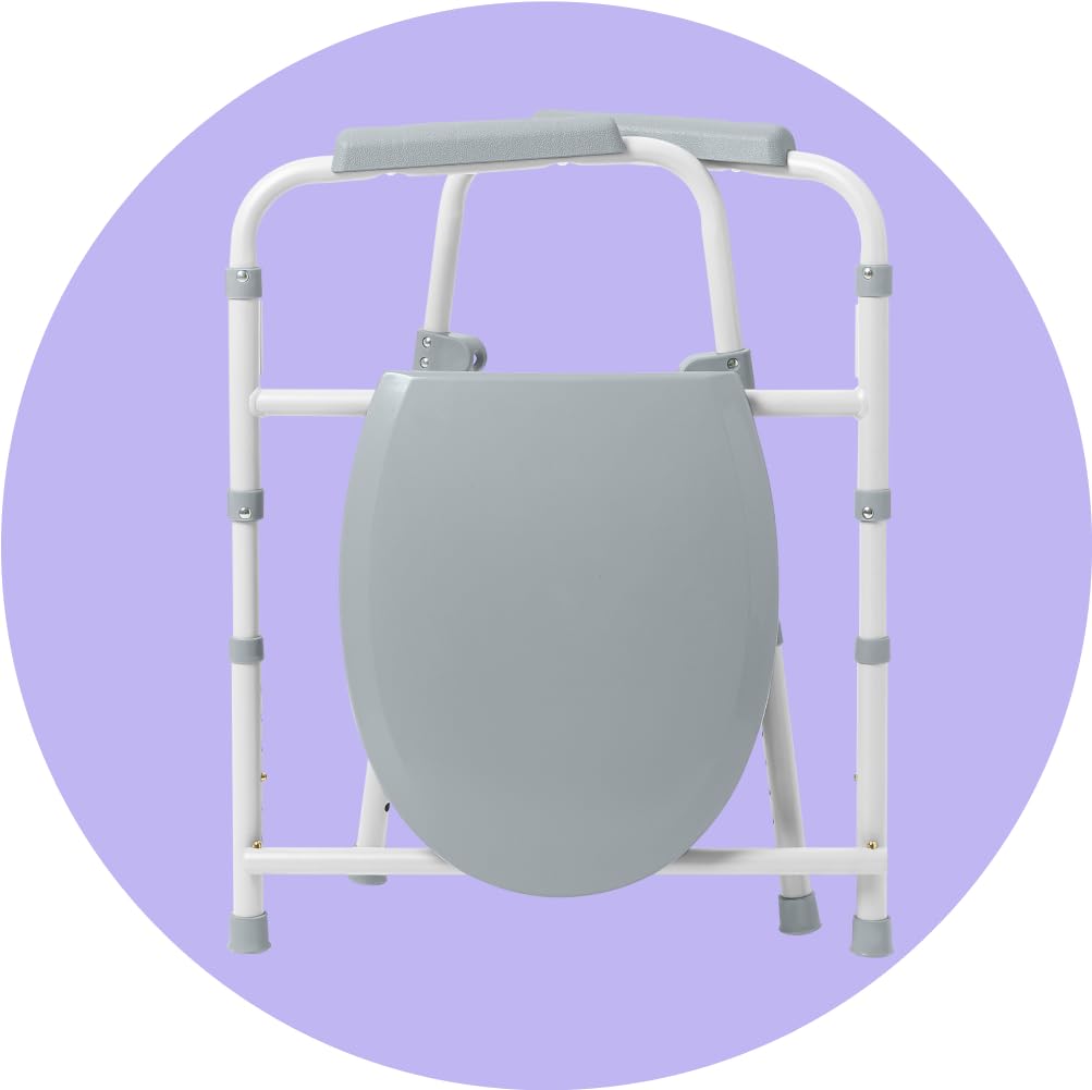 Medline commode colocado junto a la cama ofreciendo acceso nocturno seguro