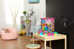 Mega Bloks piezas distribuidas sobre mesa con colores brillantes y variedad