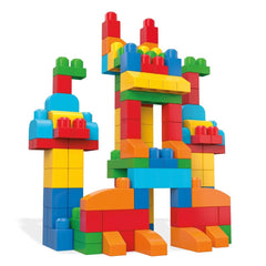 Mega Bloks manos de bebé jugando para mejorar motricidad fina